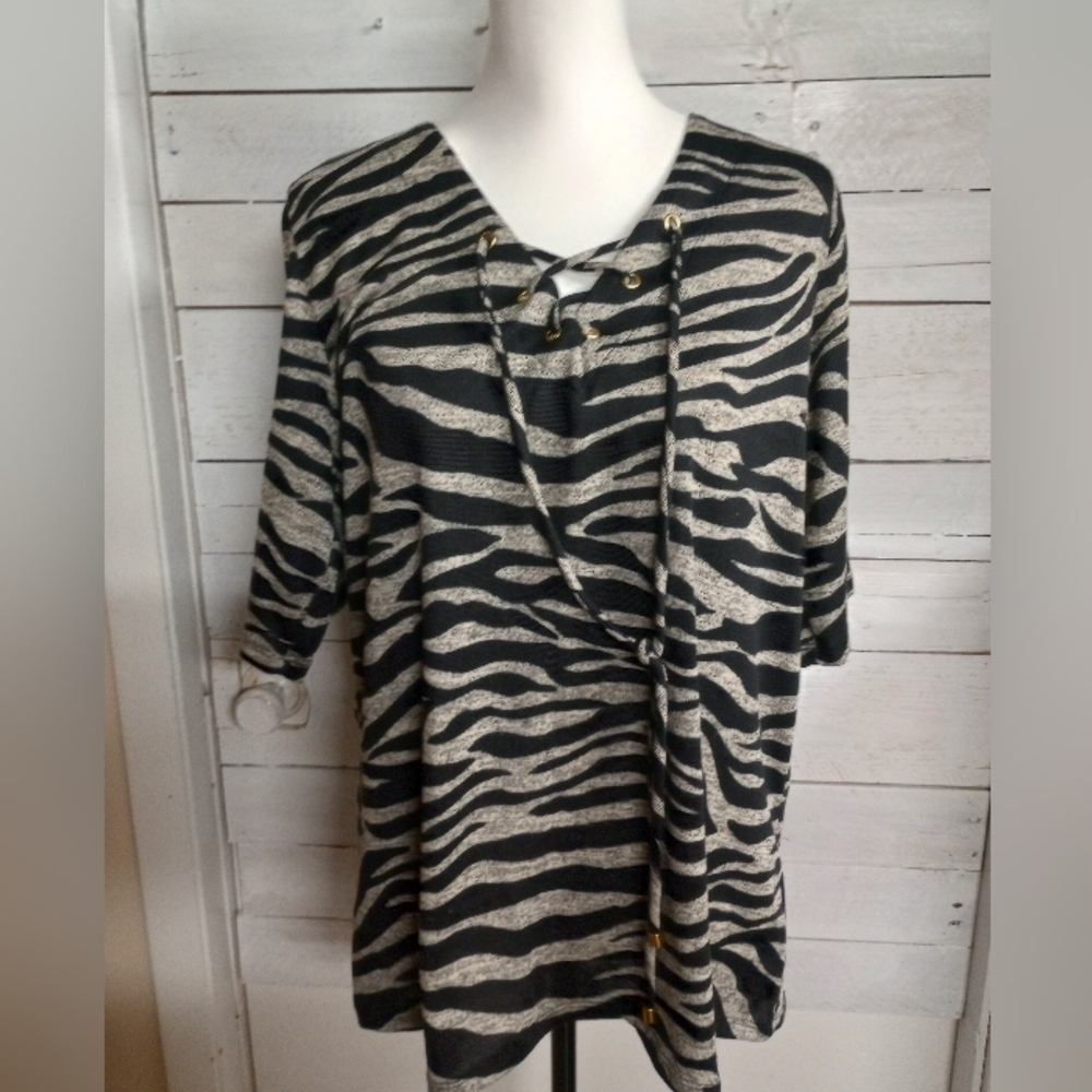 Fig & Blu Women's Size 1X Animal Print Top Lace Up V Neck Top 1/2 Sleeve Shirt *